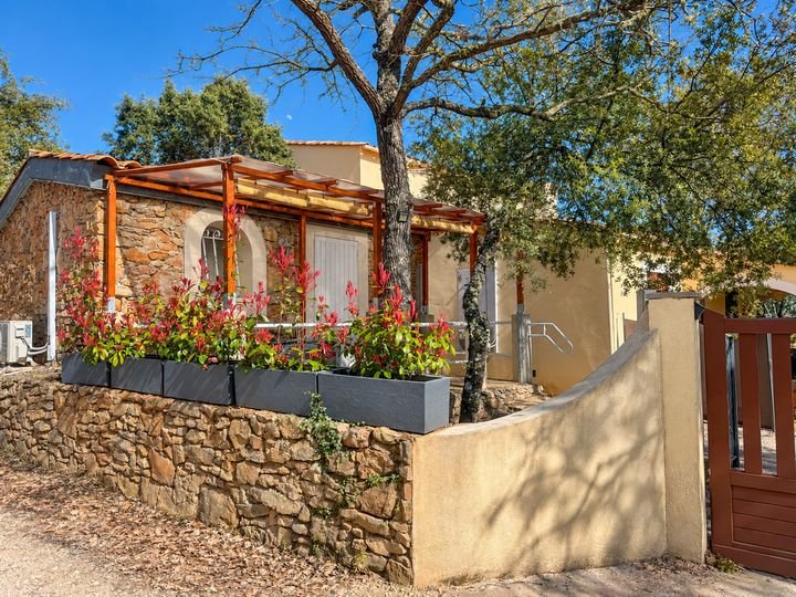 Le Cocon en Pierre — la façade et ses jardinières fleuries