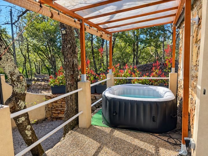Le spa et les jardinières fleuries