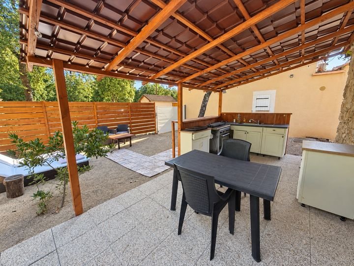 La terrasse couverte : coin repas et cuisine d'été