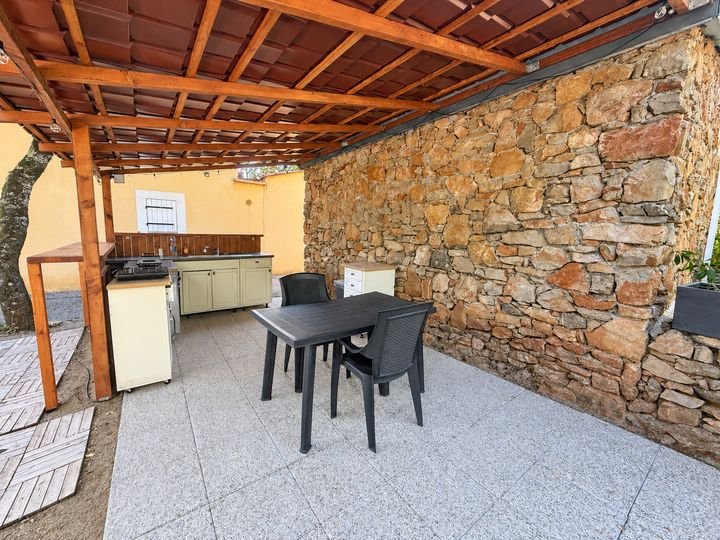 Le coin repas contre le mur en pierre