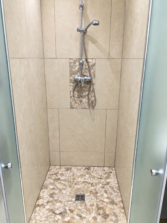 La douche à l'italienne et son sol en galets