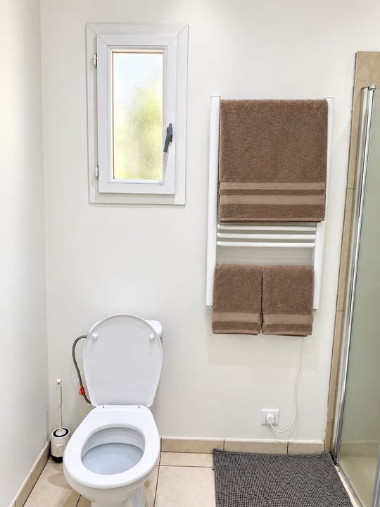 Les toilettes et le sèche-serviettes